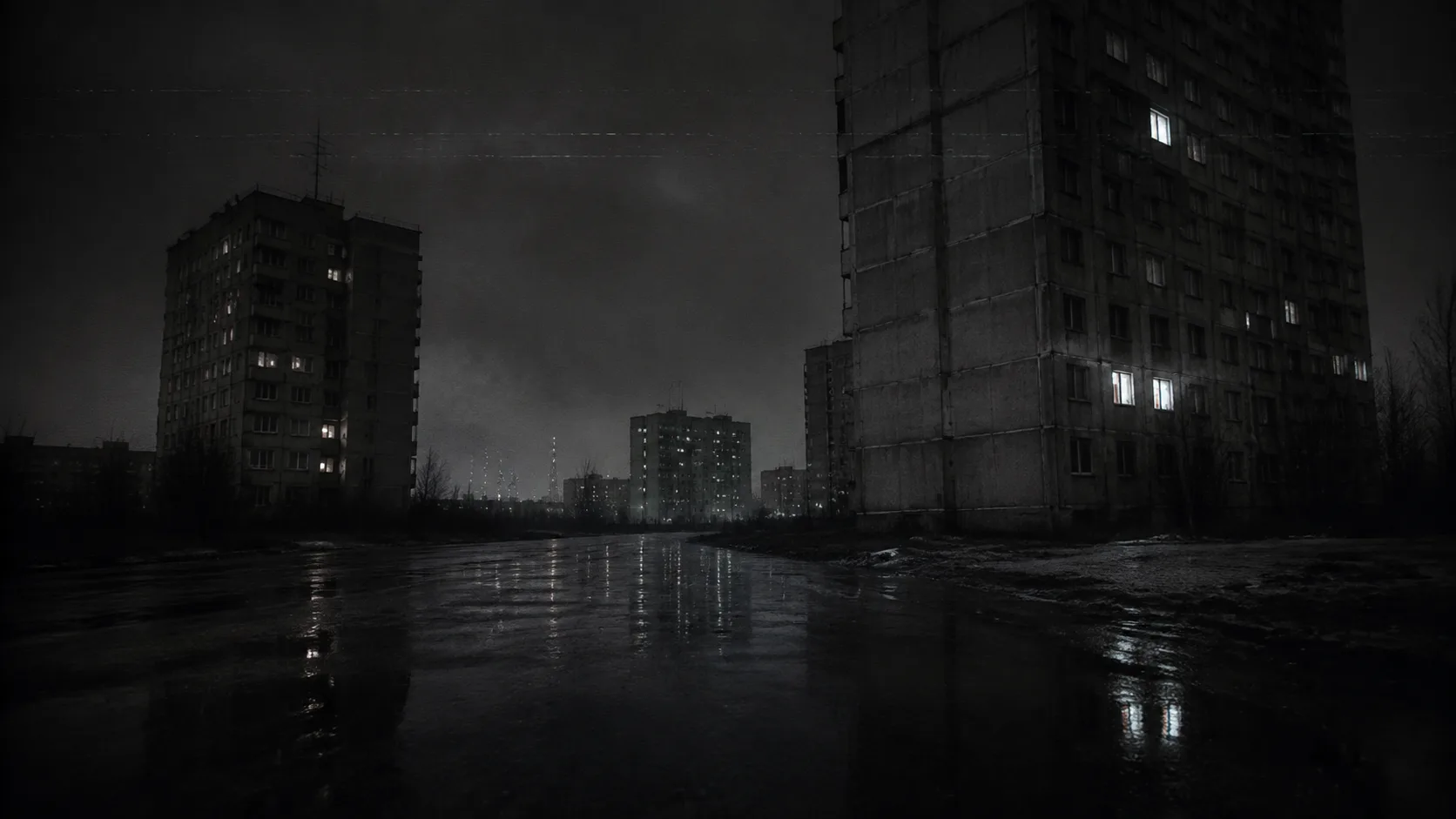 Пустой ночной панельный район и мокрая дорога, архивный кадр сигнала